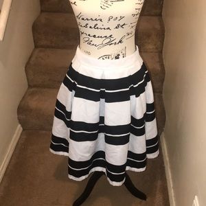 Express Black and White Pleated Skirt Sz 6